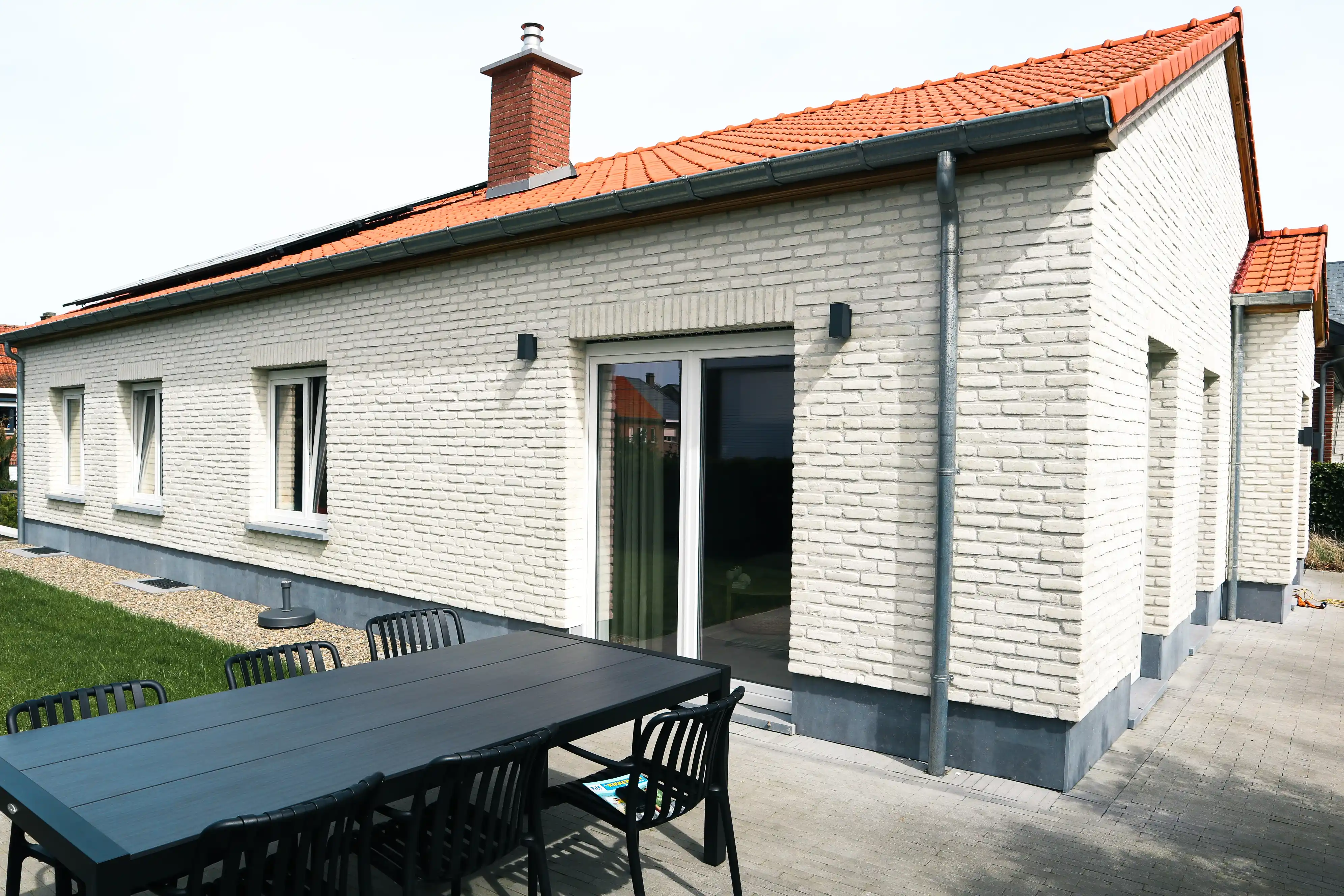 Een foto van de zijkant van de gerenoveerde woning in Schaffen