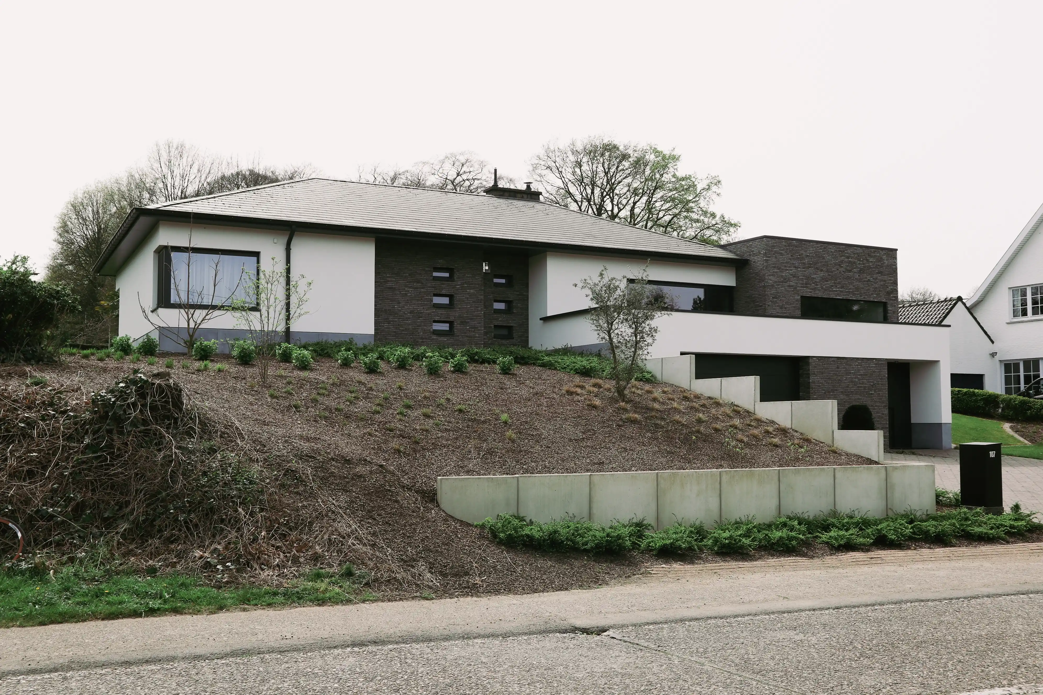 De voorkant van de gerenoveerde Villa K waar je de linkerzijde van de woning ook ziet